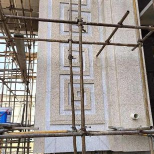 毕节 黄金麻花岗岩别墅外墙干挂回纹造型效果