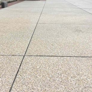 毕节 黄金麻花岗岩石板材荔枝面地面铺装效果