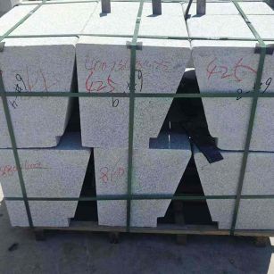 毕节 芝麻白异形坐凳，石凳