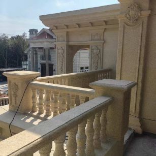 毕节 黄金麻别墅外墙干挂雕花配合阳台栏杆花瓶柱