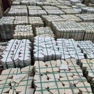 毕节 黄金麻白麻花岗岩荔枝面地铺石(冰裂纹)