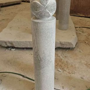 毕节 芝麻白花岗岩石材挡车石柱、停车柱、圆柱挡车柱、方柱挡车柱等