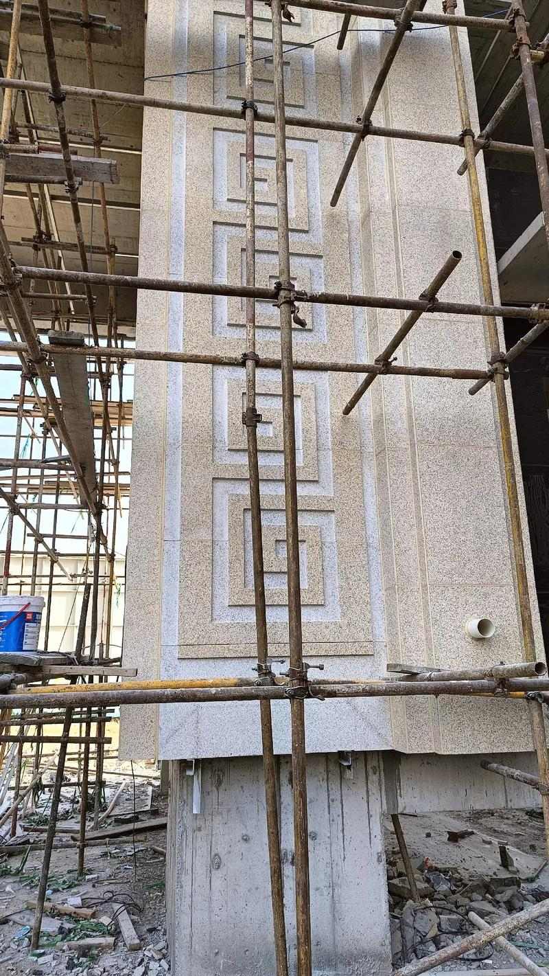 毕节 黄金麻花岗岩别墅外墙干挂回纹造型效果