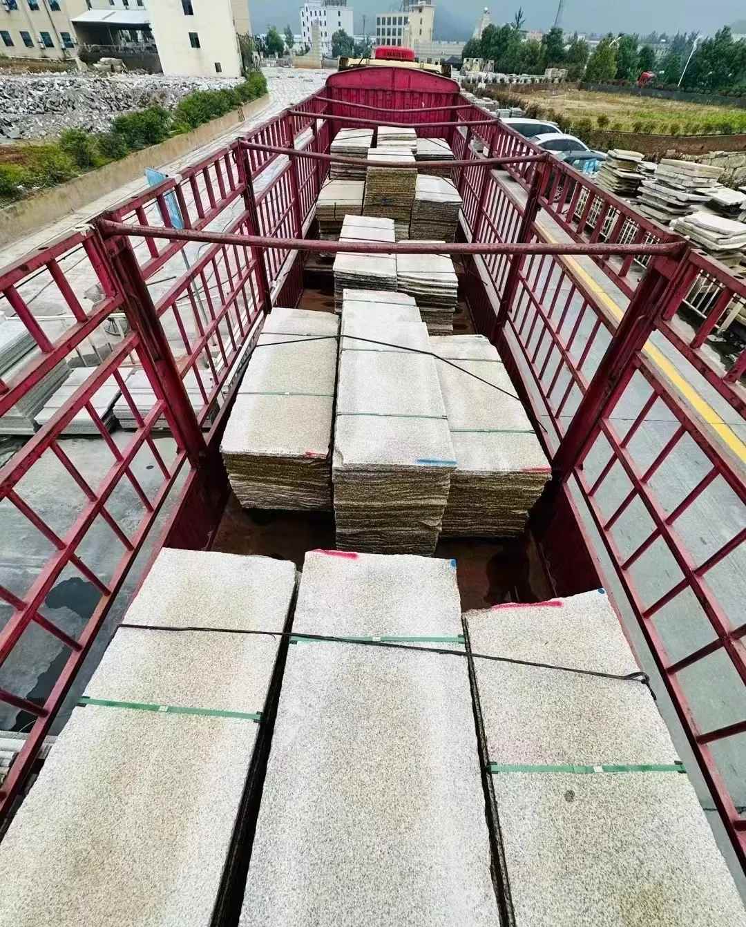 毕节 黄金麻花岗岩荔枝面，光面毛板装车完成