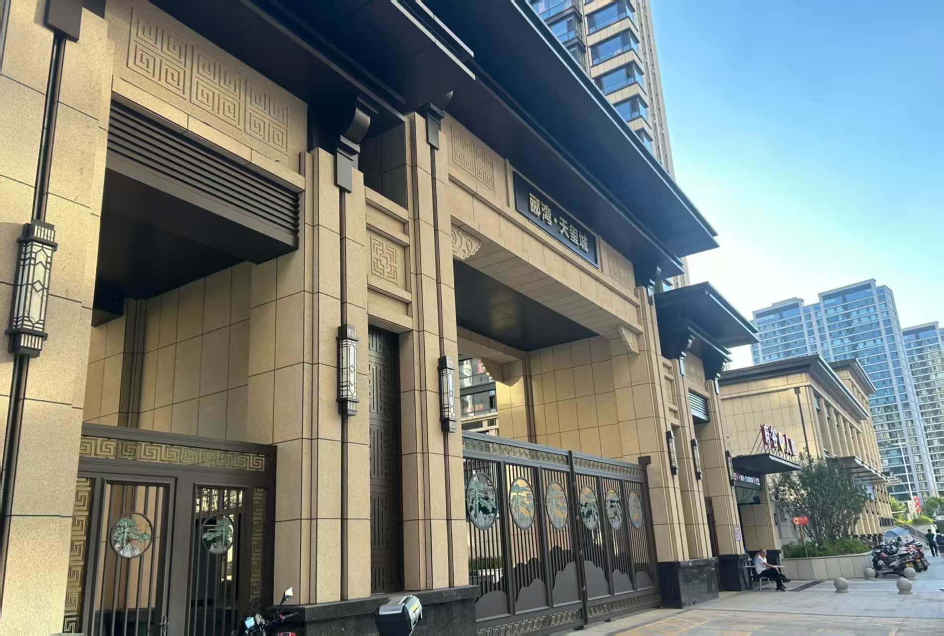 毕节 黄金麻花岗岩荔枝面小区门楼外墙干挂