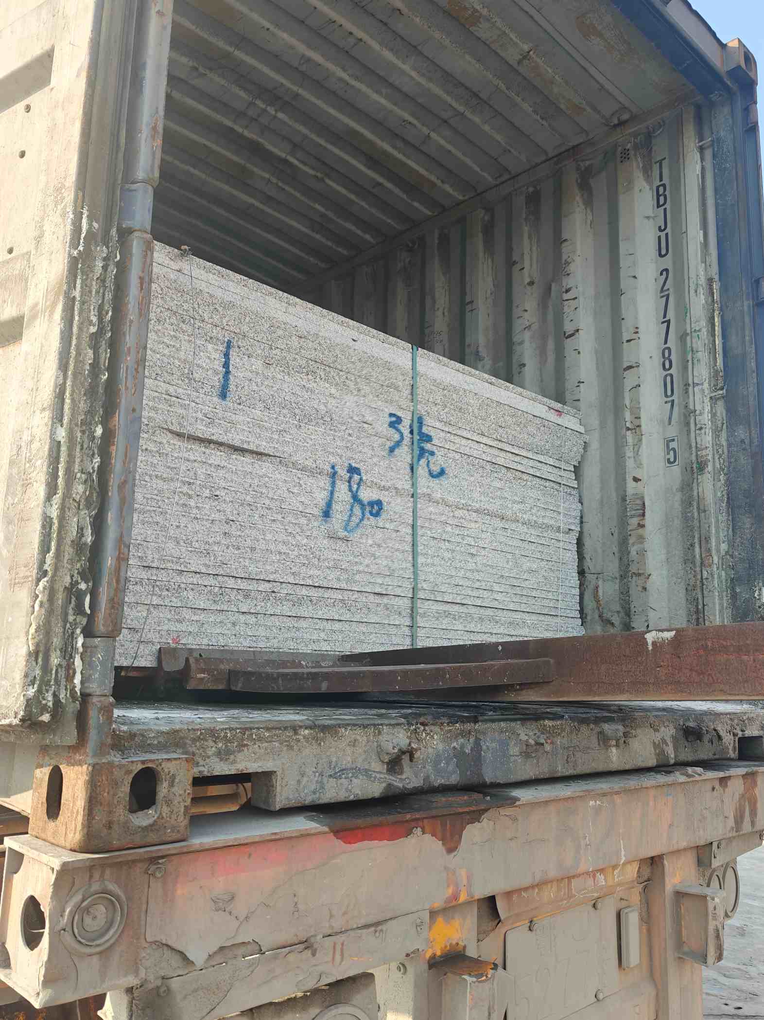 毕节 芝麻白花岗岩石材3.0公分光面毛板装柜出货