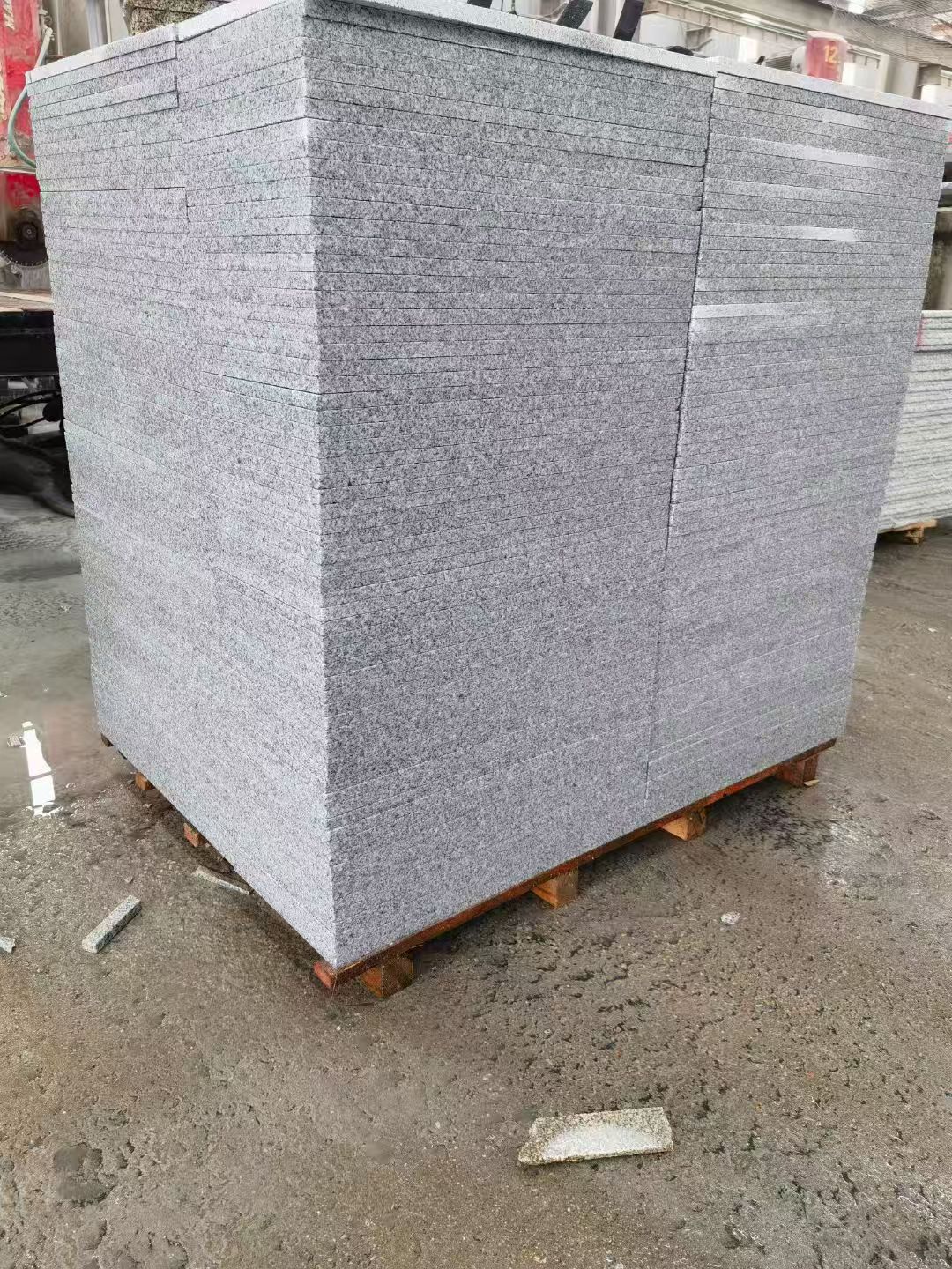 毕节 芝麻白火烧面1.8厚300*600地铺石，尺寸标准，厚薄均匀