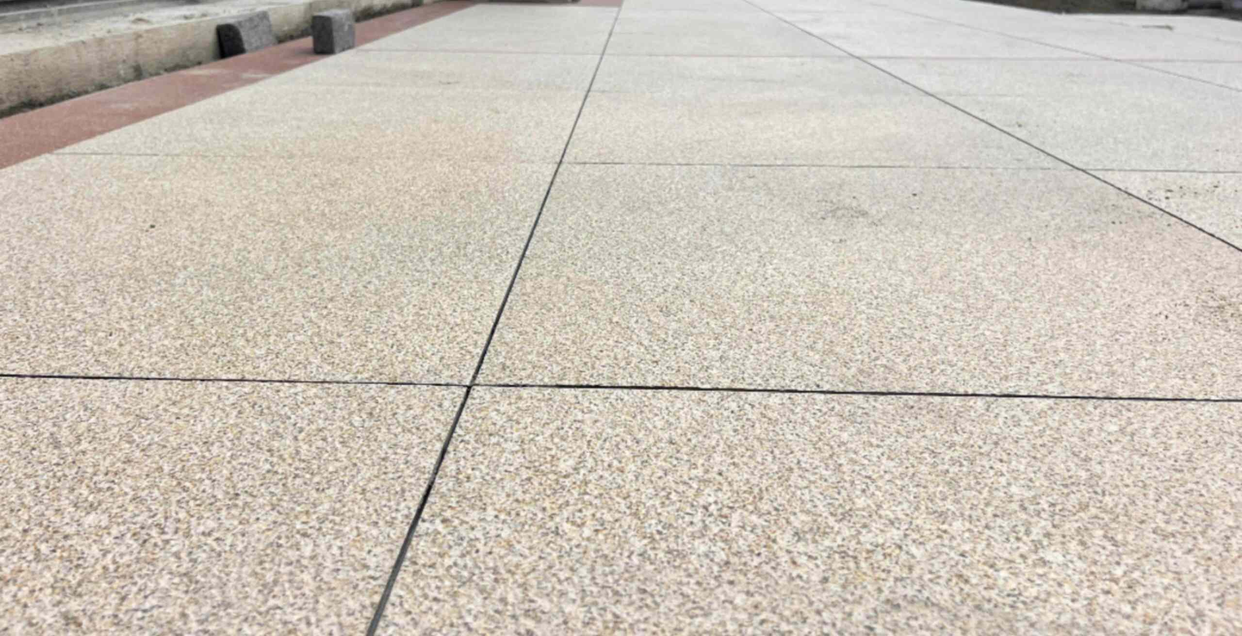 毕节 黄金麻花岗岩石板材荔枝面地面铺装效果