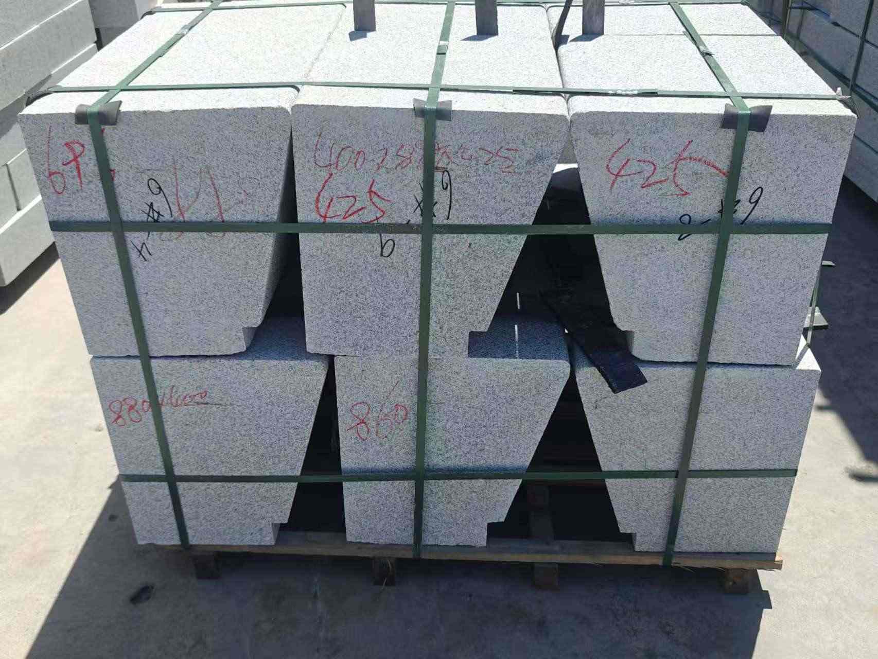 毕节 芝麻白异形坐凳，石凳