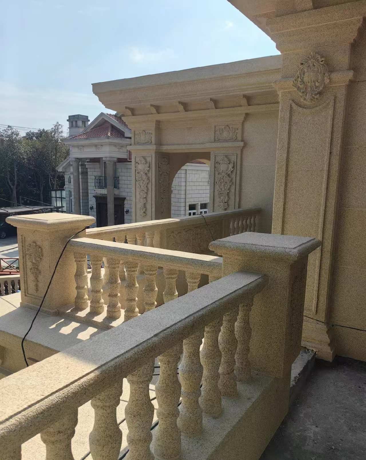 毕节 黄金麻别墅外墙干挂雕花配合阳台栏杆花瓶柱