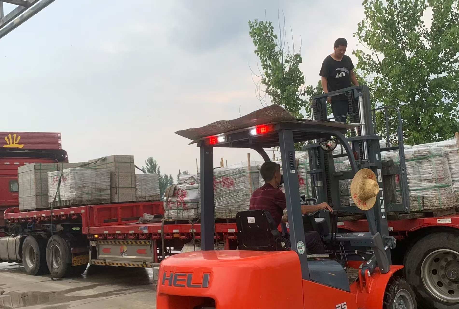 毕节 黄金麻冰裂纹，地铺石装车