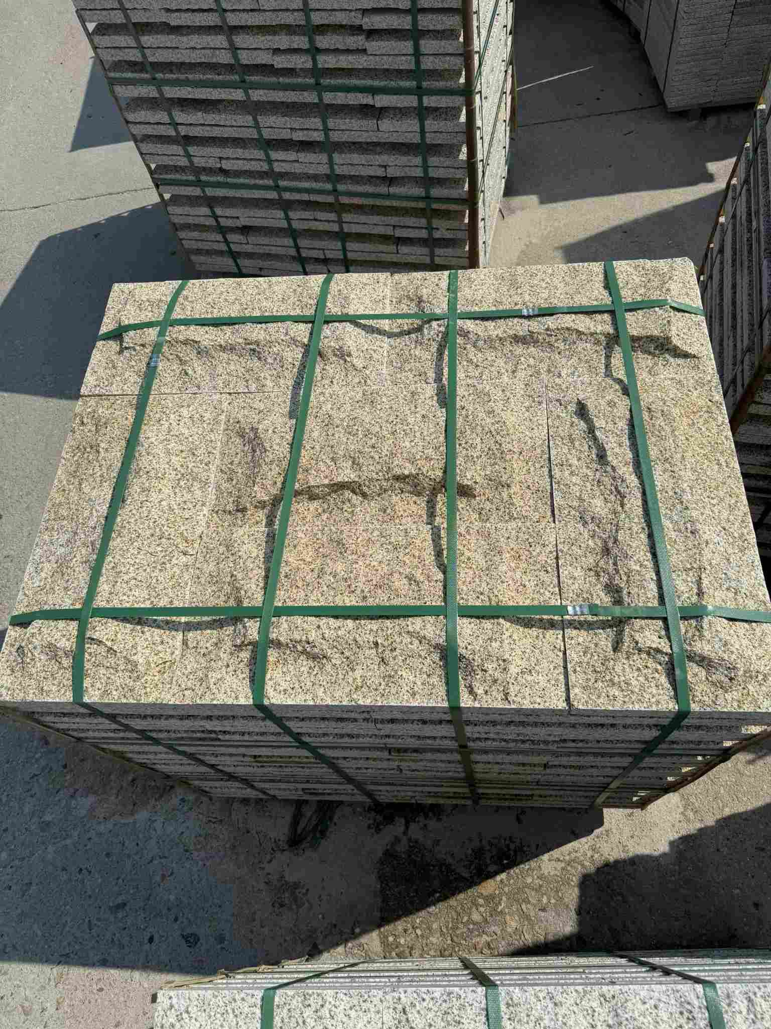 毕节 黄金麻花岗岩石材自然面蘑菇石成品