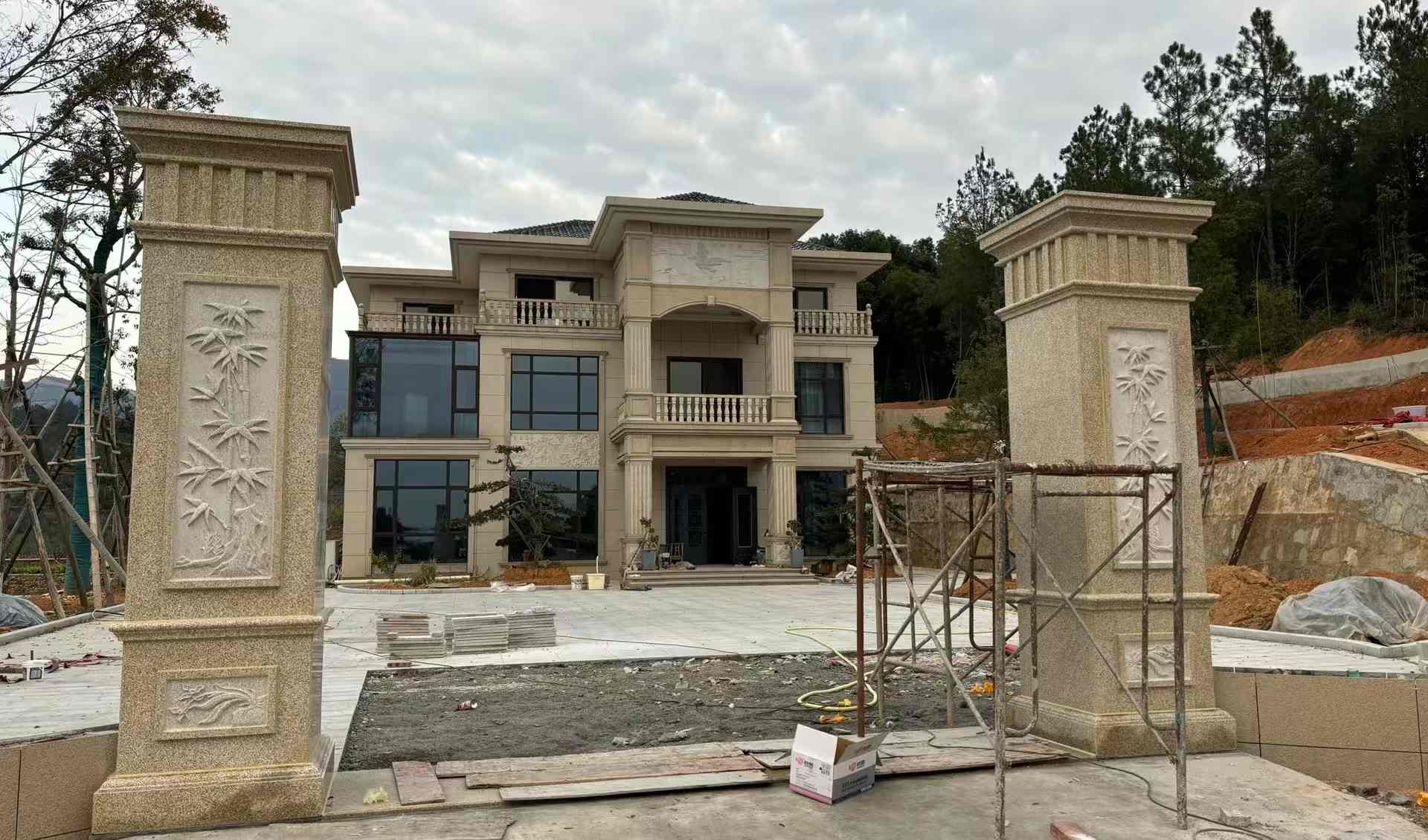 毕节 黄金麻花岗岩别墅雕花外墙干挂配上门口雕花罗马柱