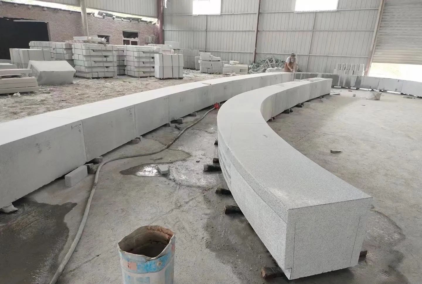 毕节芝麻白花岗岩石板材 园林光面弧形坐凳