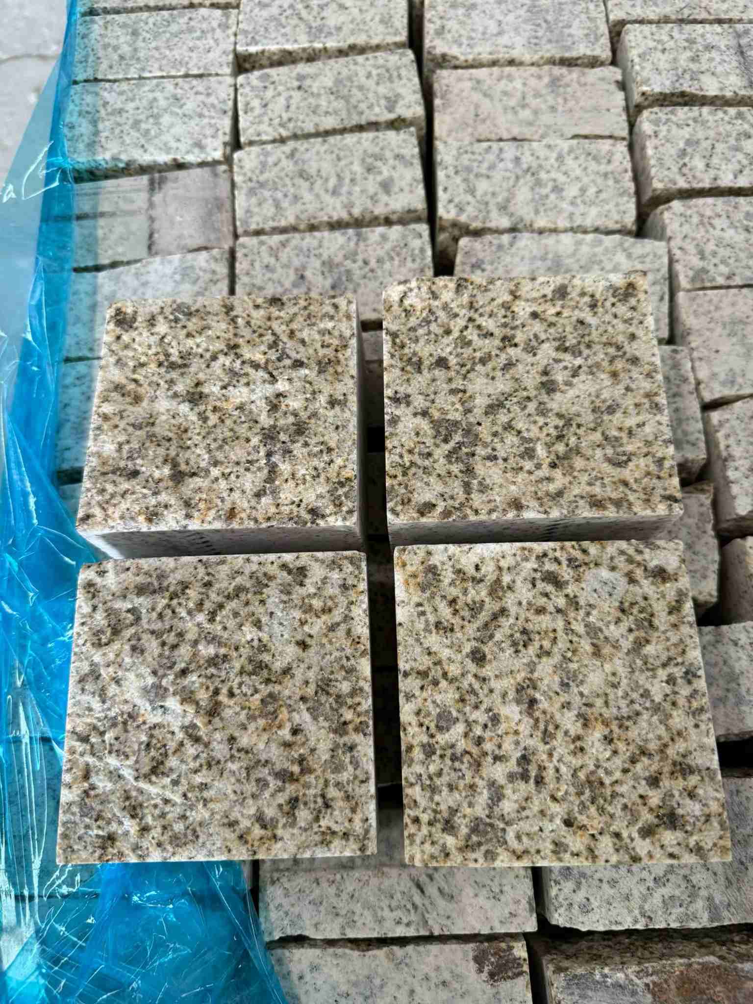 毕节 黄金麻花岗岩自然面小方块，弹石，马蹄石等