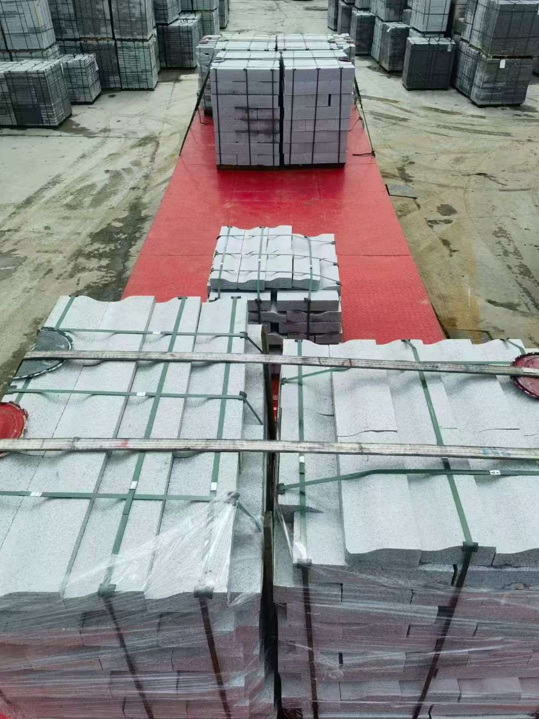 毕节 芝麻白仿形加直形路沿石出货日常