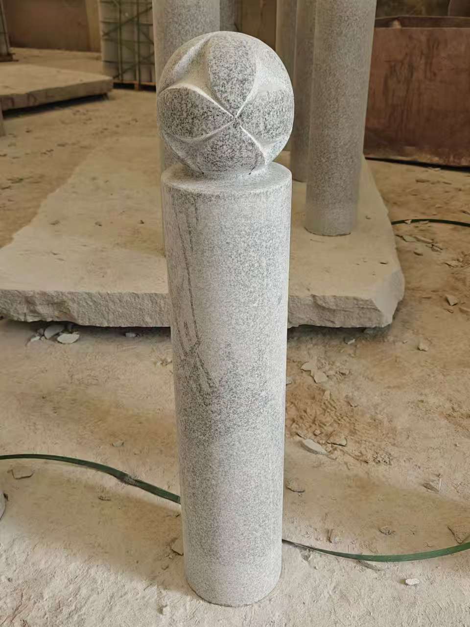 毕节 芝麻白花岗岩石材挡车石柱、停车柱、圆柱挡车柱、方柱挡车柱等