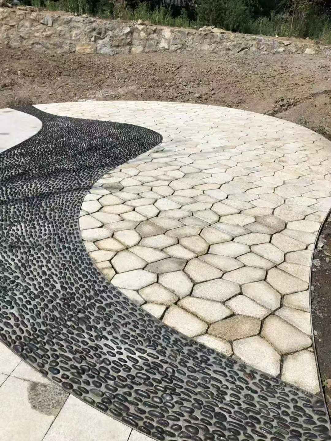 毕节 黄金麻冰裂纹地铺石工地铺装案例