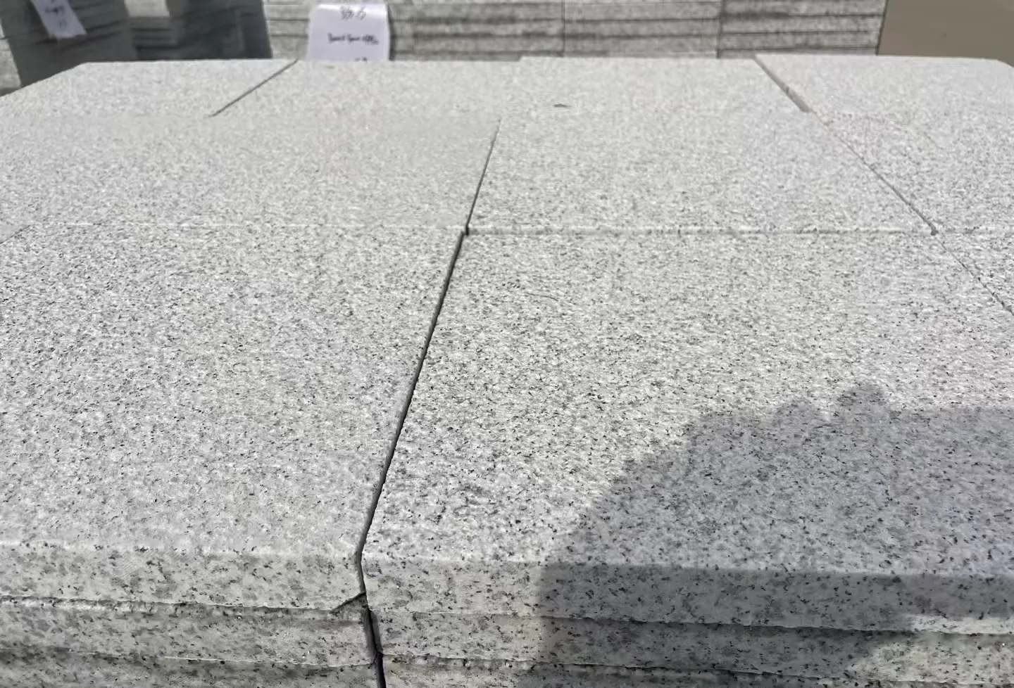 毕节 白麻花岗岩石材推荐 荔枝面地铺石