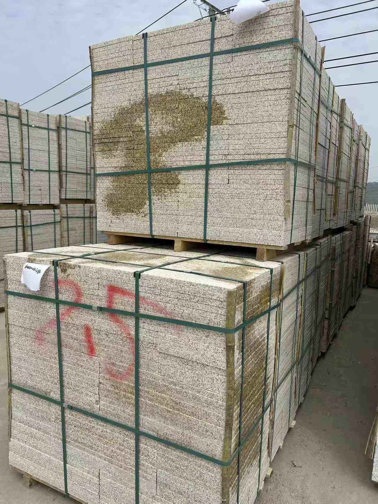 毕节 黄金麻花岗岩石材荔枝面地铺石2.5*300*600