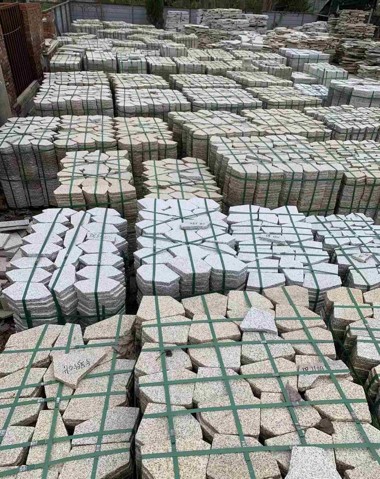 毕节 黄金麻白麻花岗岩荔枝面地铺石(冰裂纹)