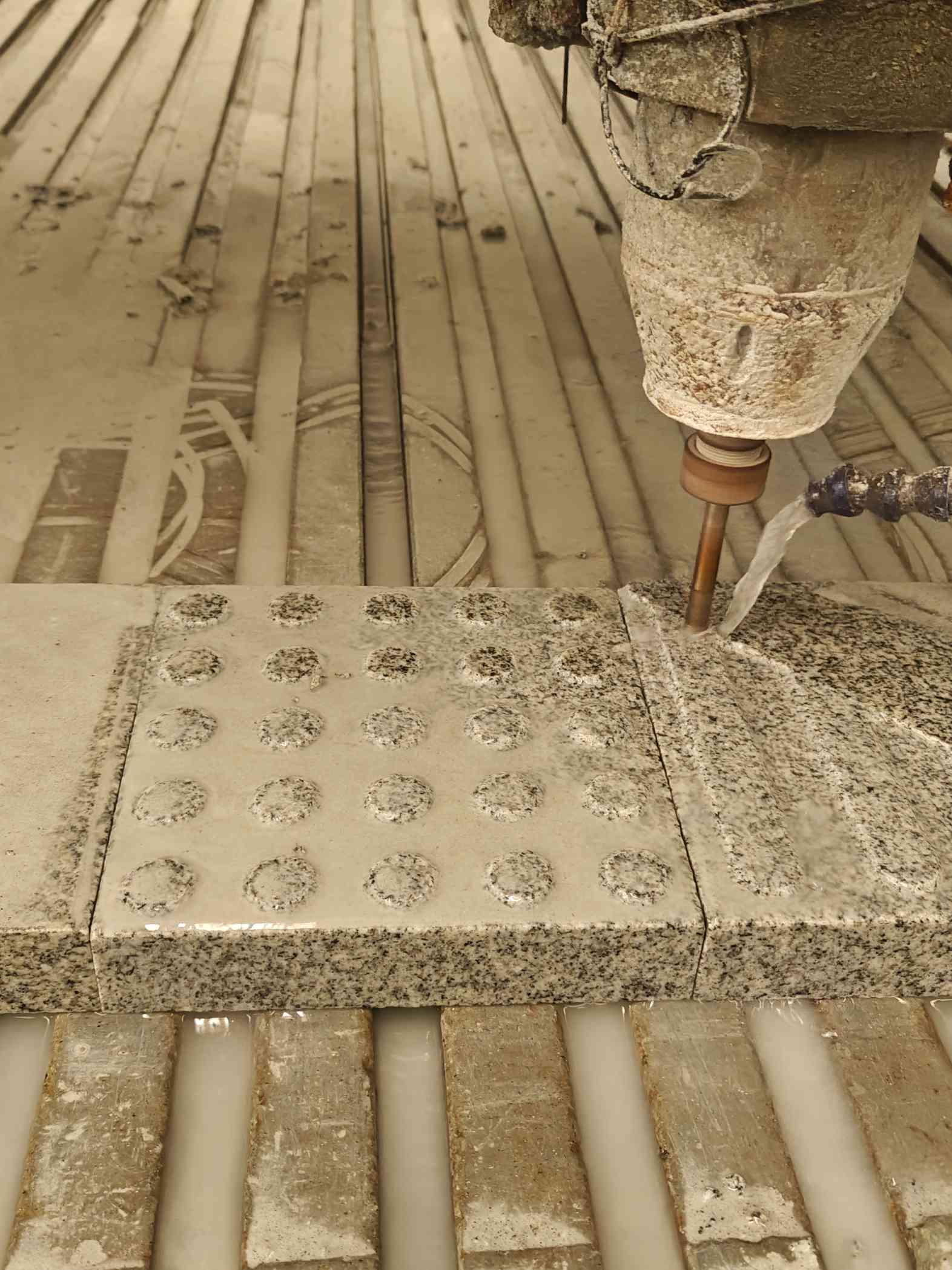 毕节 芝麻白花岗岩石材盲人石、盲道石、盲点石