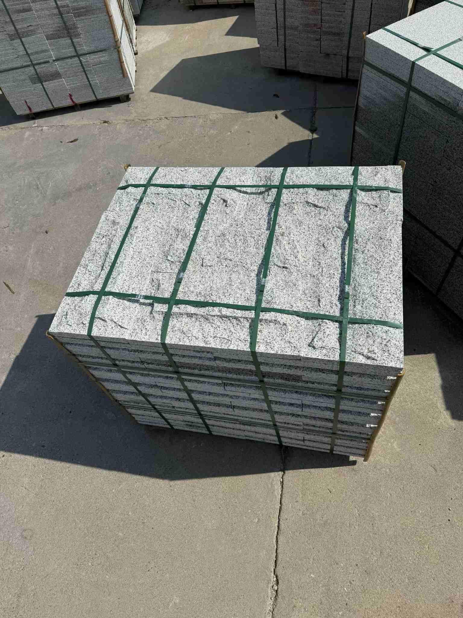 毕节 白麻花岗岩石材自然面蘑菇石成品