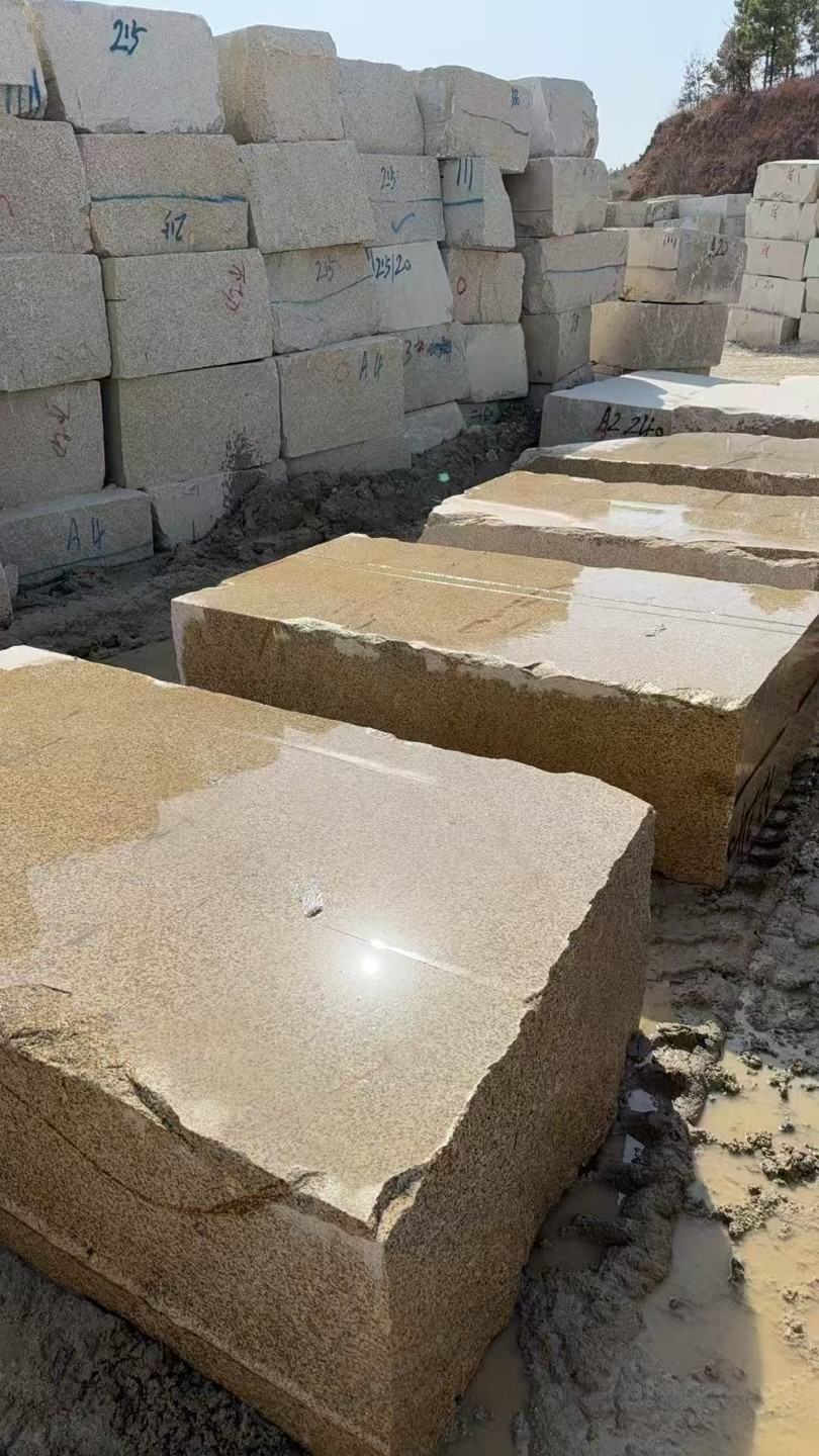 毕节 黄金麻方料堆场洗料分选中，原材料充足