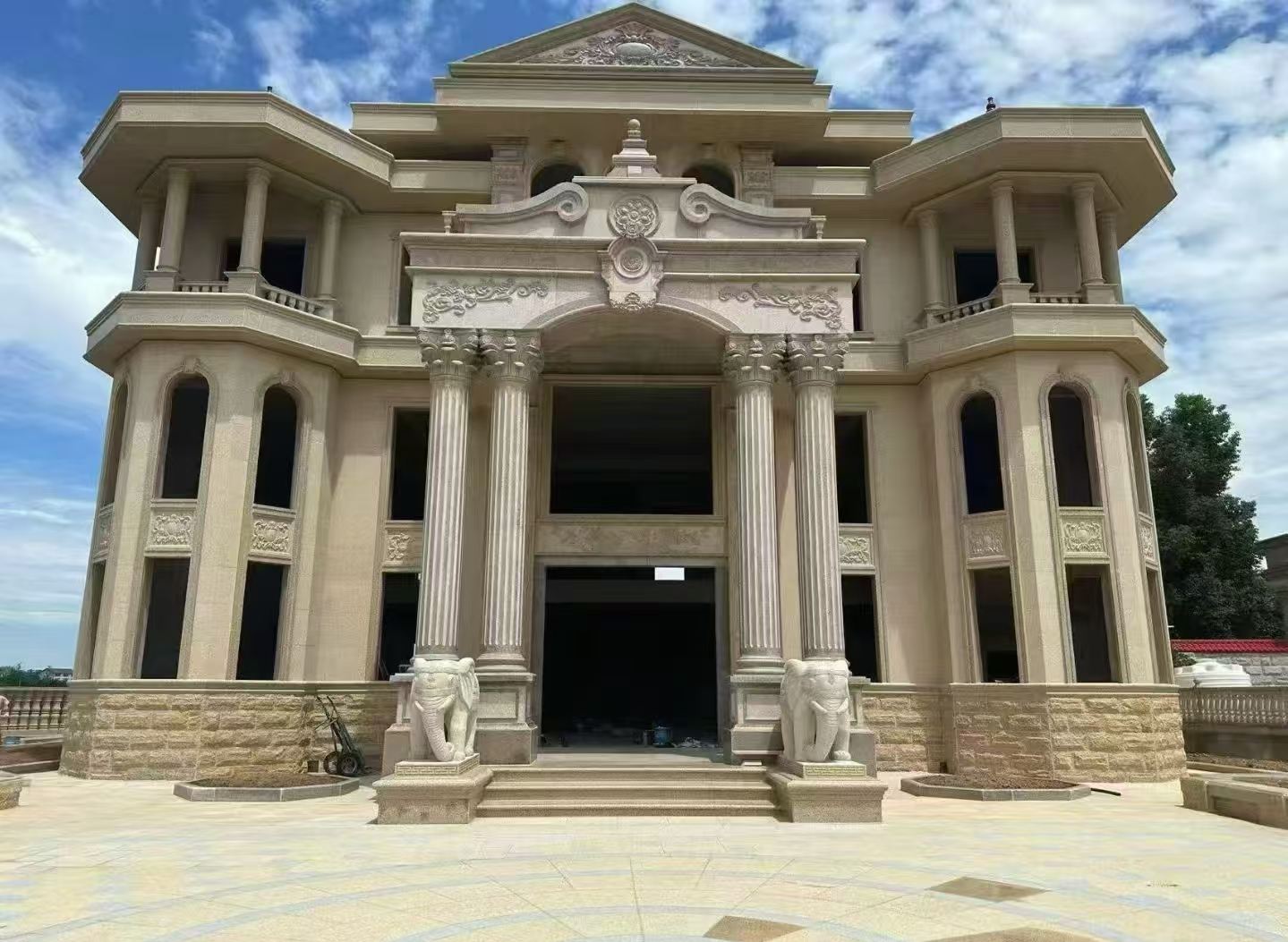 毕节 黄金麻别墅外墙干挂，大柱，大象，蘑菇石，雕花板