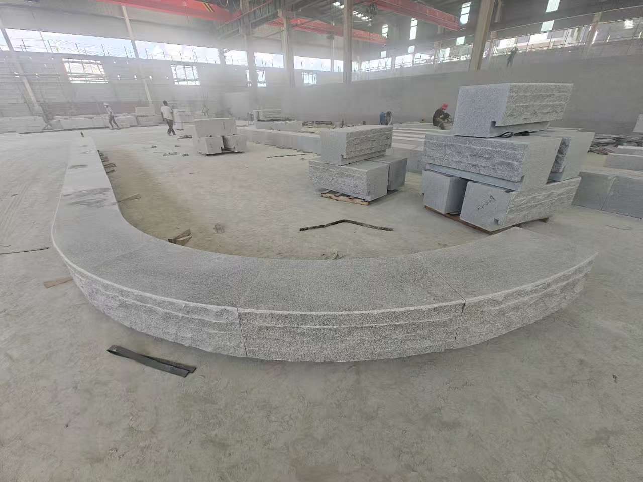 毕节 芝麻白异形坐凳，自然面光面弧形加工