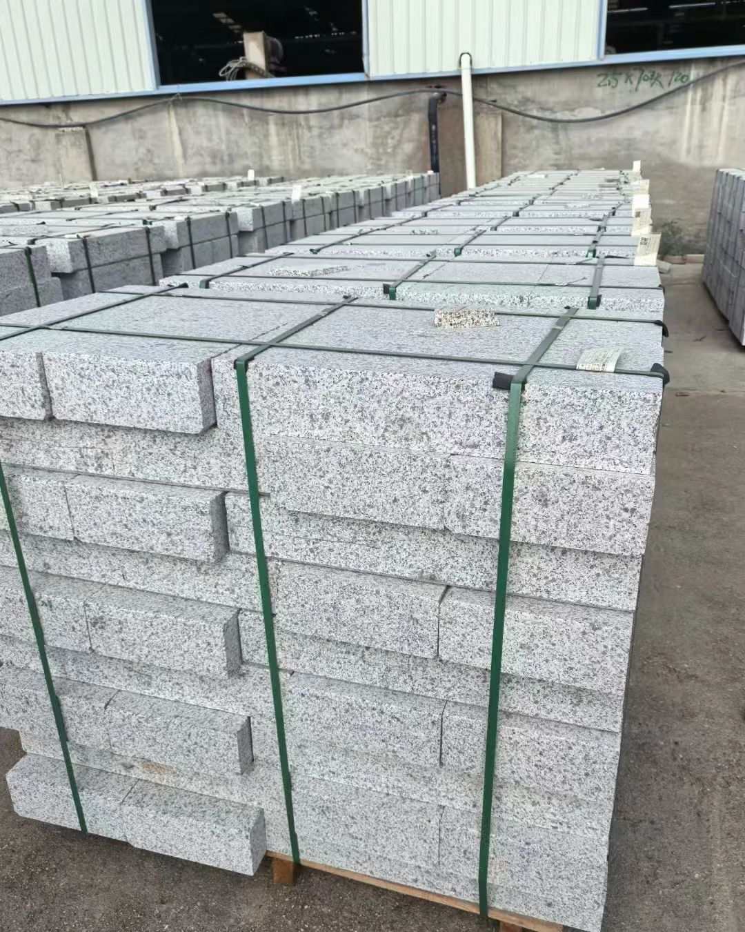 毕节 白麻花岗岩路沿石，弧形路沿石，道牙石，马路牙子，界石，路缘石，平沿石，直岩石，平缘石等