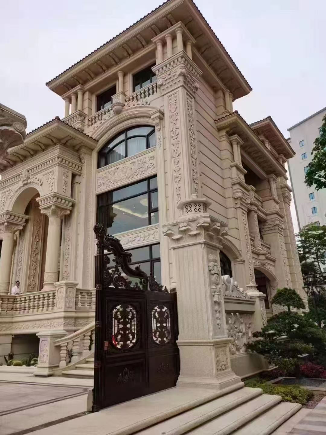 毕节 黄金麻花岗岩别墅外墙干挂效果展示