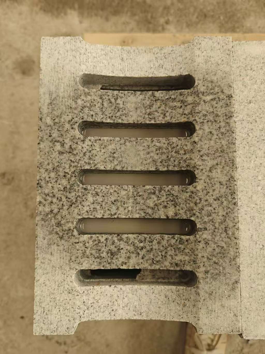 毕节 芝麻白拉丝面花岗岩U型开槽排水槽