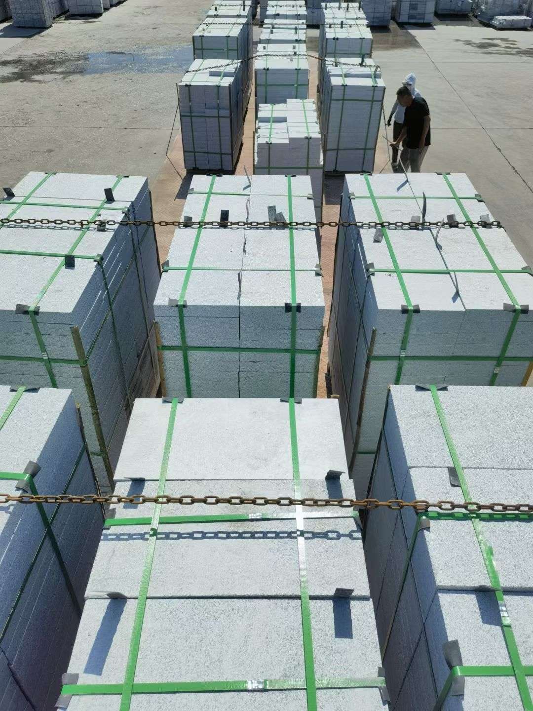 毕节 芝麻白花岗岩5公分地铺石 花岗岩厂家工厂装车日常